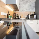 Deluxe For 5 - Sauna & Pool - Free Parking Apartament *