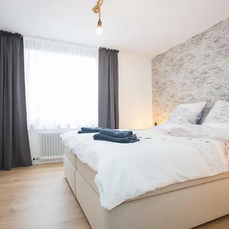Deluxe For 5 - Sauna & Pool - Free Parking Apartment *