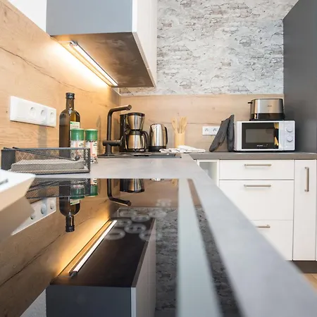 Deluxe For 5 - Sauna & Pool - Free Parking Apartment *