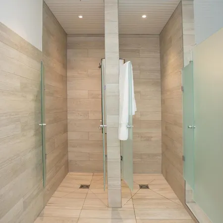 Deluxe For 5 - Sauna & Pool - Free Parking Apartment