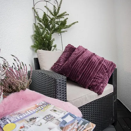 Deluxe For 5 - Sauna & Pool - Free Parking Apartment *