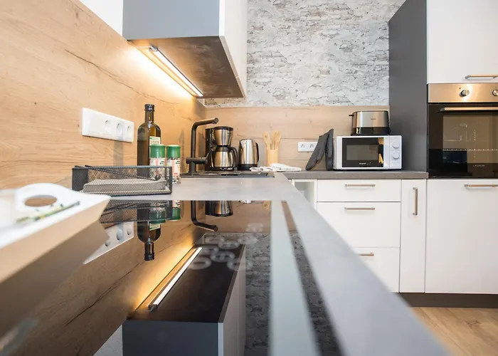 Deluxe For 5 - Sauna & Pool - Free Parking Apartment *